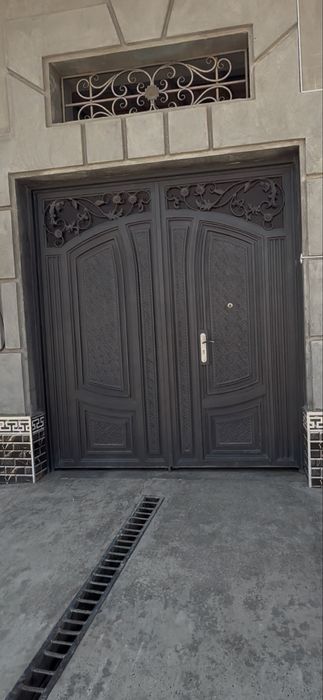 Yangi darvoza 2.40 ga 2.80 va gishtlar sotiladi yangi akfa eshik ham