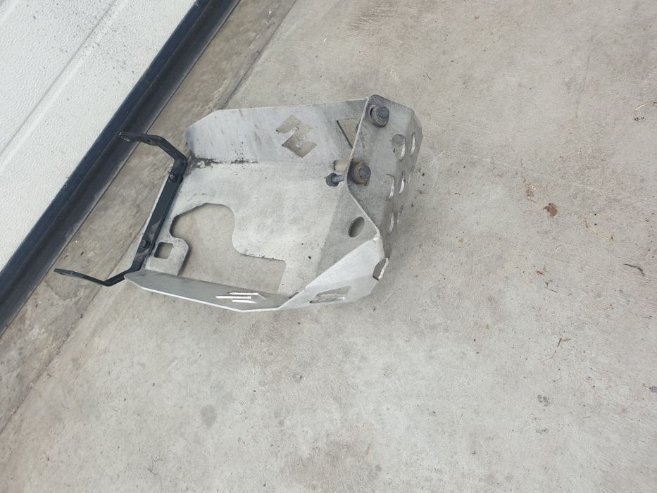 Suzuki V-storm 2004-2010г. Стойка за странични куфари,  преден ролбар.