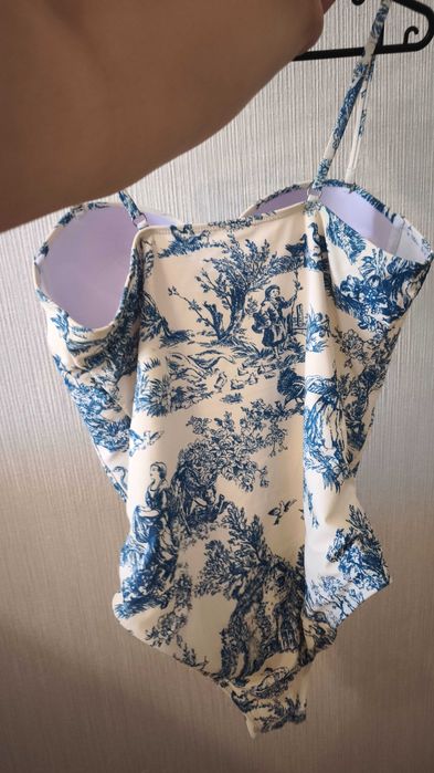 Бански хххл оформящ талията с твърди чашки