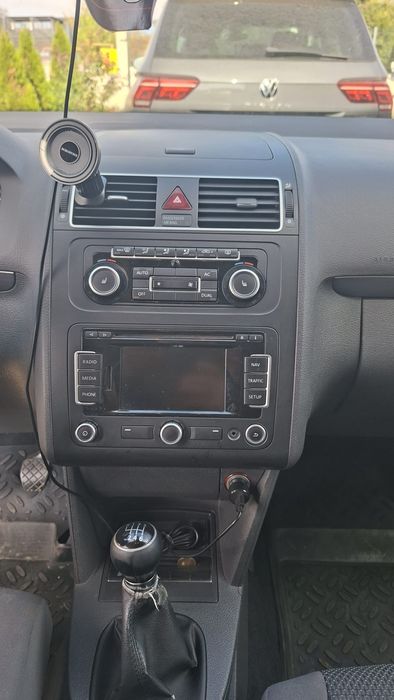 VOLKSWAGEN Touran 2011 — imagine 4
