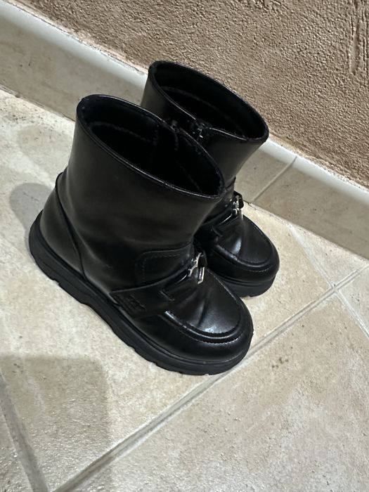 Два чифта момичешки обувки