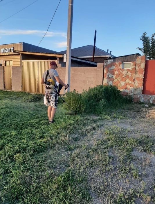 Покос травы бензотриммером