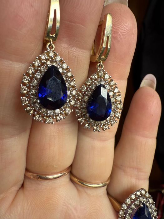 Золотой комплект с сапфирами и бриллиантами