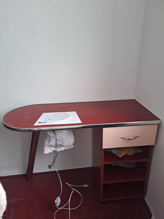 Masa de manichiura încorporată cu aspirator în ea  făcută pe Comandă