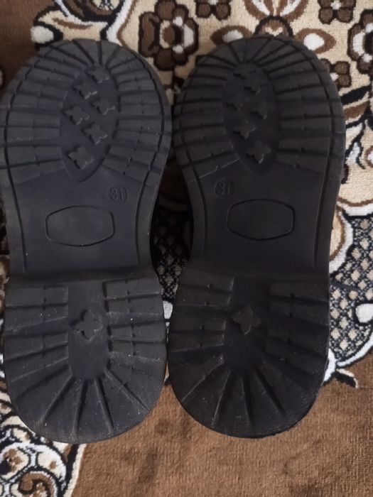 Продаются детские мужские туфли.