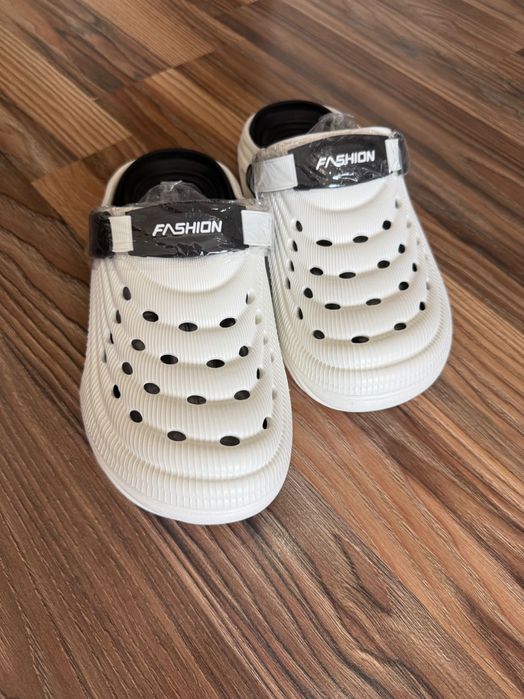 Мужская модель Сабо (крокс) в трех цветах.