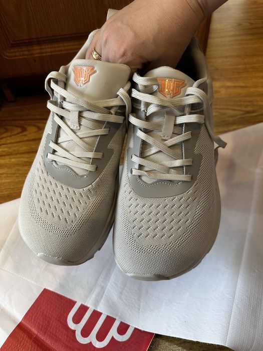 Кроссовки унисекс 40 размер