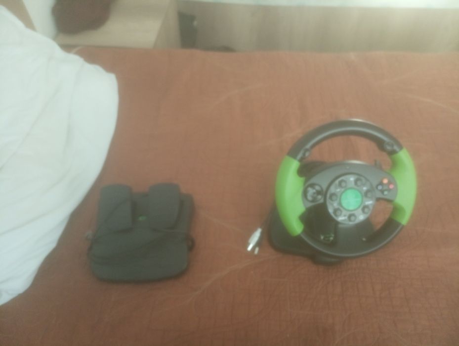 Vând volan merge la Xbox și pe PC Este în stare foarte bună