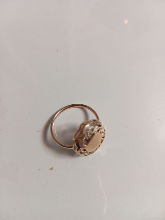 Продаю золотое кольцо 585