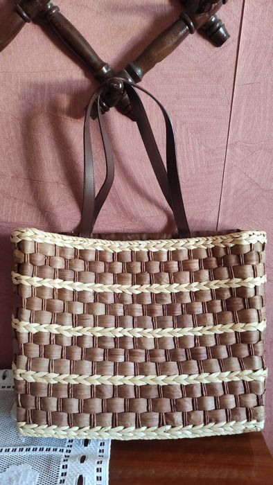 Чанта от ратан с текстилен хастар и кожени дръжки