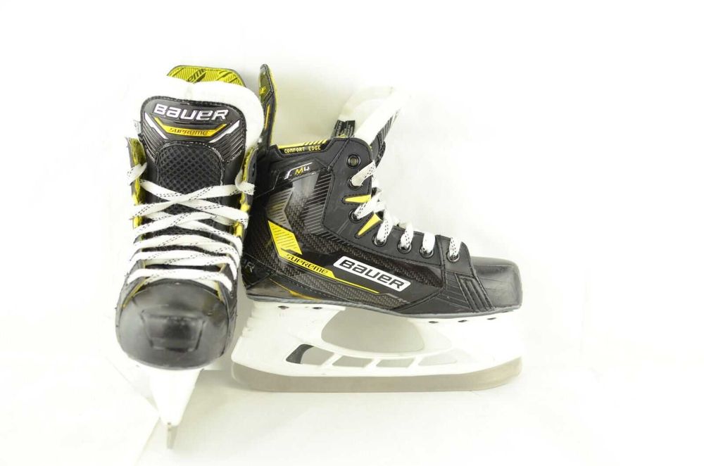 Новая амуниция для детей и юниоров, коньки и клюшки.