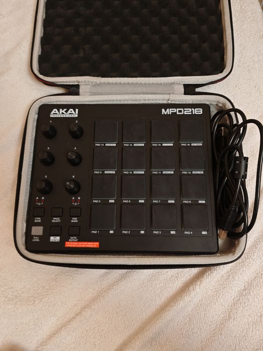 Миди контроллер Akai MPD218