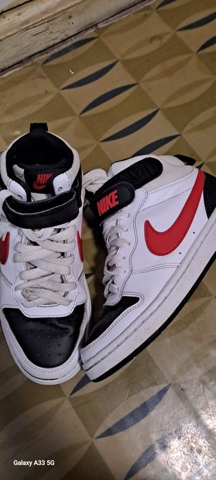 Продава се бутонки