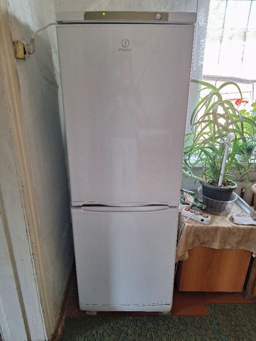 Холодильник INDESIT, двухкамерный.