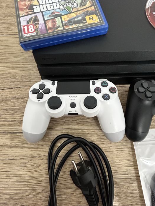 PlayStation 4 Pro 1TB + 2 Controllere + FIFA 23 + GTA V – Stare Excelentă