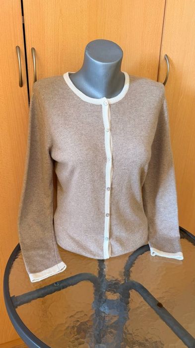 Женска жилетка Италия.Размер М/S.20% Kaшмир, 10%коприна,