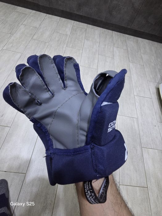 Хоккейные краги и шайбы.