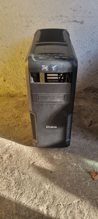 Vând 2carcase de calculator de geiming