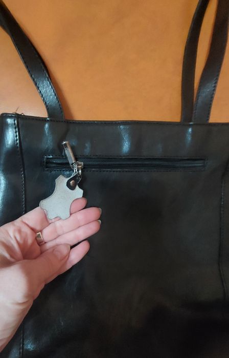 Poșetă piele naturală, cu tortițe lungi și 2 compartimente.