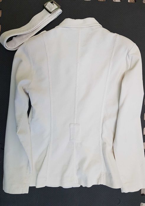 Бяло дамско палто