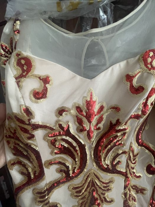 Платье с паетками вечернее