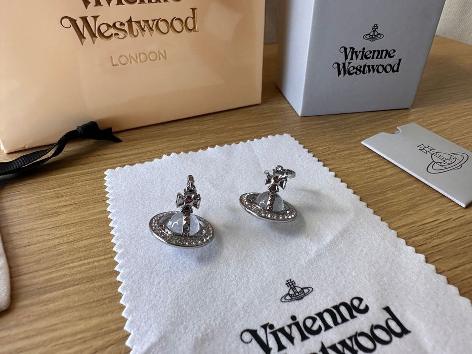 Cercei Vivienne Westwood ”world’s end orb”, bilă alba + argintiu mici