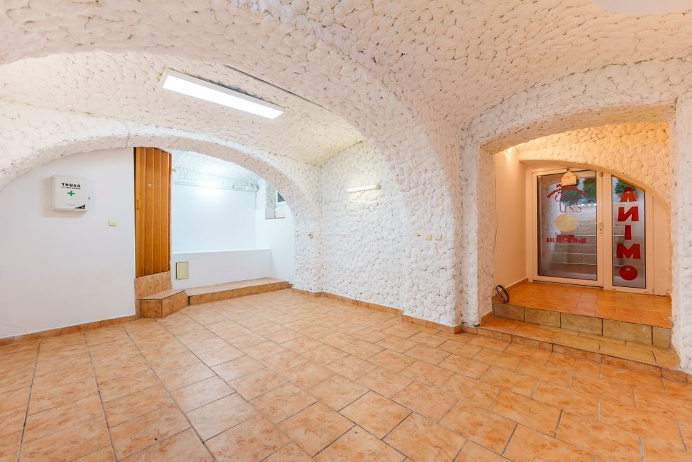 Vand spațiu comercial central!