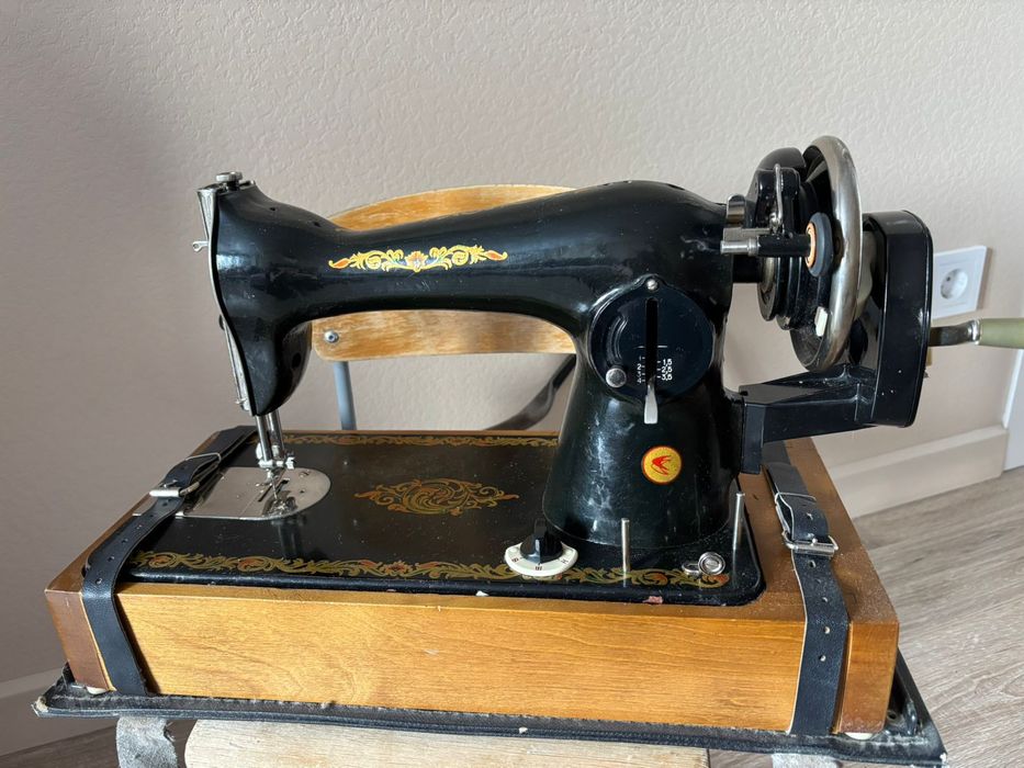 Швейная ручная машинка, б/у.