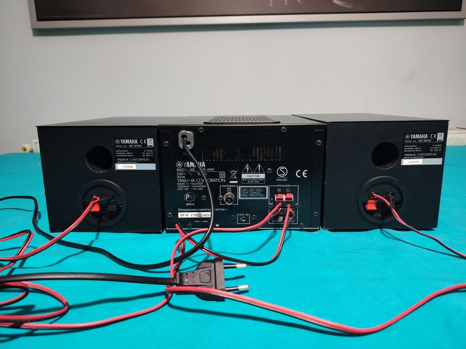 YAMAHA MCR-042  mini sistem audio cu CD, USB, AUX,  IPod, cu boxe originale, fără telecomandă