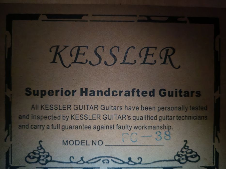 Акустическая гитара бренда Kessler в цвете красный санберст.