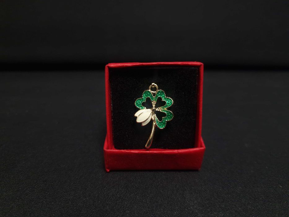 Pandantiv Trifoi verde cu ghiocei, cadou 1 si 8 Martie