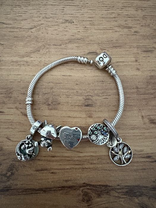 Продам браслет с шармиками Pandora