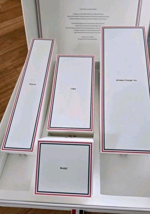 Samsung Galaxy Z Flip - Том Брауни