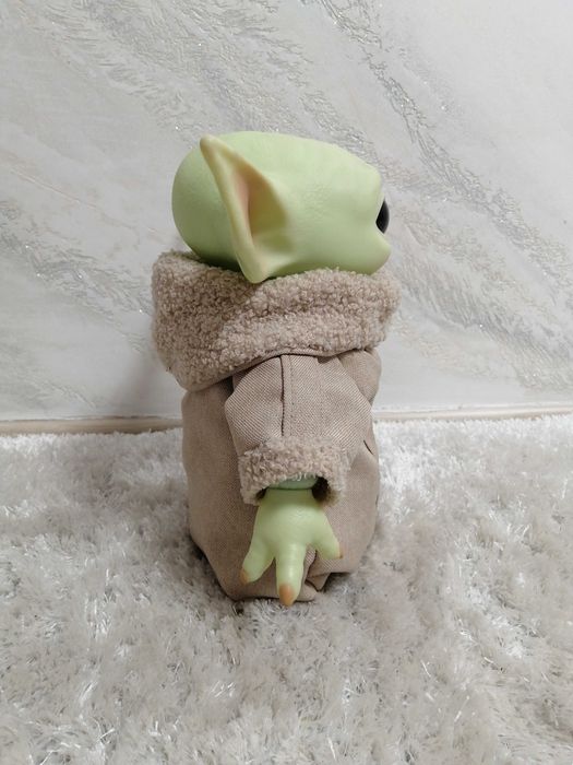 Vând Figurina Baby yoda Star Wars