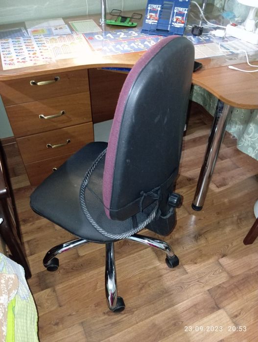 Продам письменный стол и стул