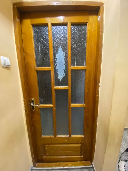 Uși de lemn masiv lăcuite