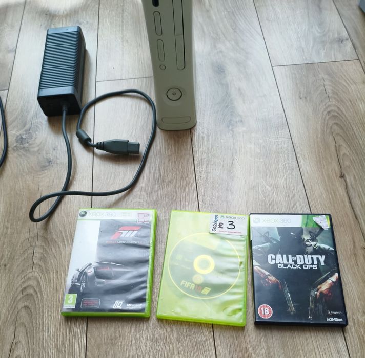 Xbox 360 fat във перфектно състояние със 3 игра подарък (call of duty black ops 1, fifa 18, forza Motorsport 4) Само с лично предаване за гр.Бургас