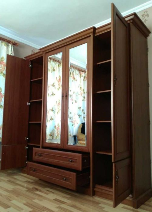 Продам шкаф и две одинаковые кровати с матрасами вместе
