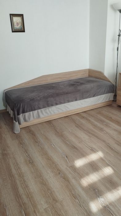 Продавам диван тройка масив и единично легло с качествен матрак,