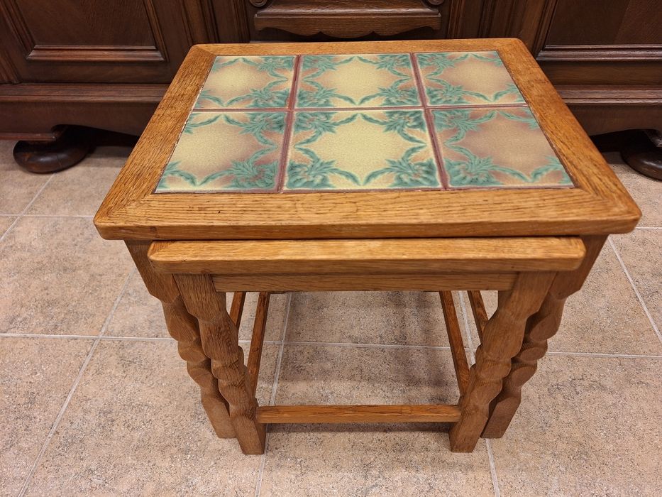 К - т две помощни масички с плочки