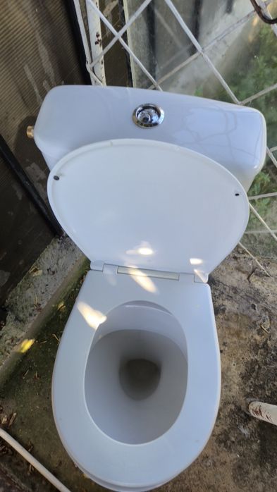 BR/GL Vând WC complet (vas + rezervor + capac) – Stare impecabilă