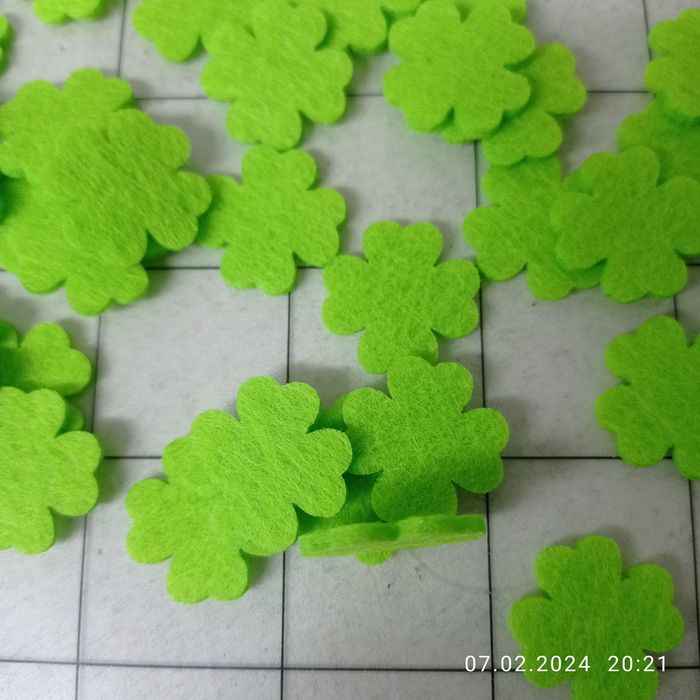 Лазерно гравирани  – шперплат, пластмаса, филц, бирен картон и други.