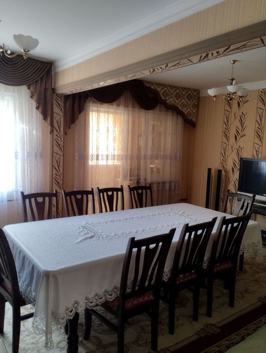 Стол и стулья для госитинной