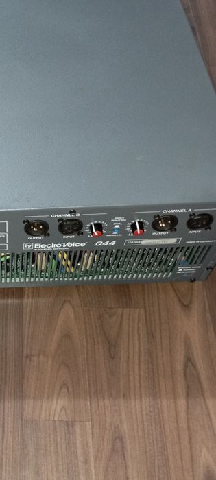 Vînd amplificator EV q44