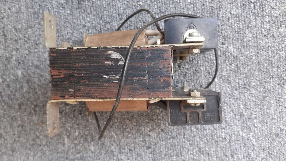 Transformatoare de diferite dimensiuni si tensiuni