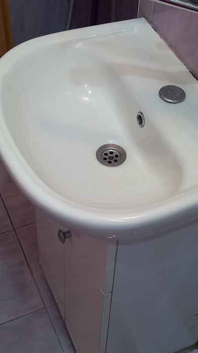 Vand 2 chiuvete baie + picior porțelan baie pt chiuveta, second-hand far în stare buna,nu sunt ciobite