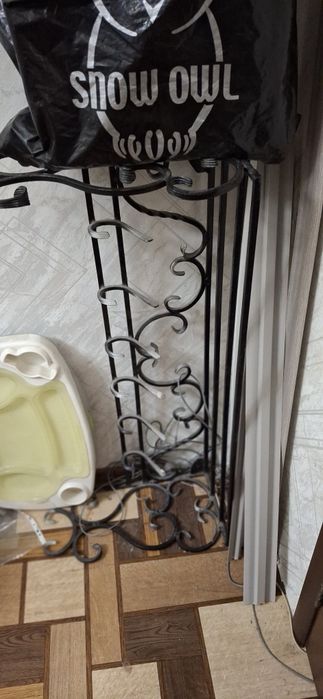 Кованная вешалка для одежды очень красивая