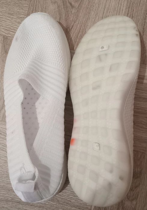 Макасины белые продам