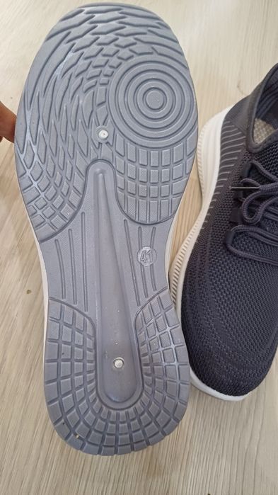 Срочно продам кроссовки