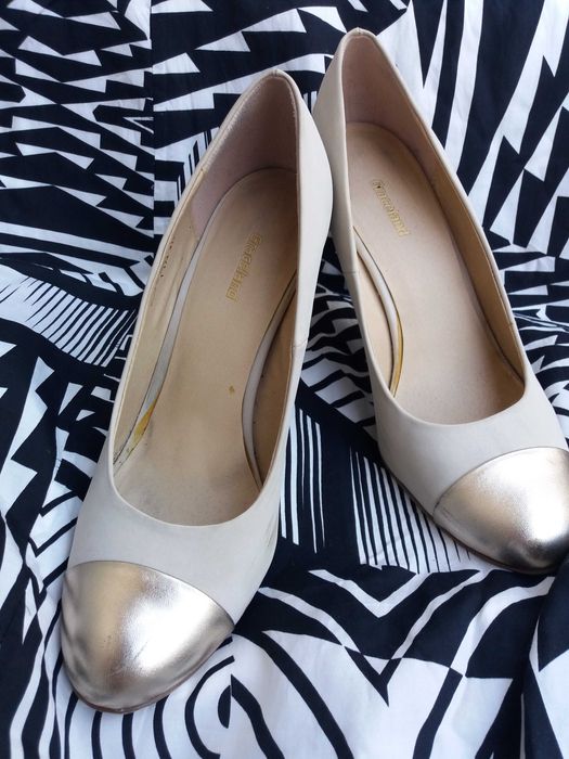 Бежови обувки със златист ток